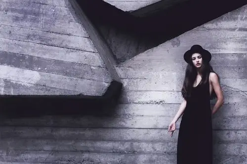 女孩装扮帽子黑色裙子4k壁纸