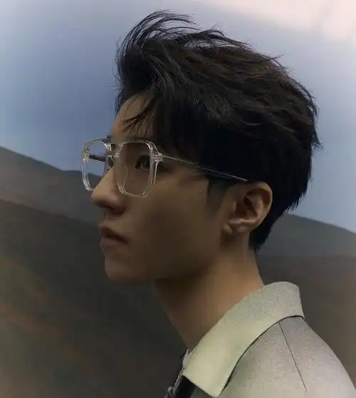 王俊凯:从少年偶像到全能艺人,他究竟是如何完成华丽蜕变的?