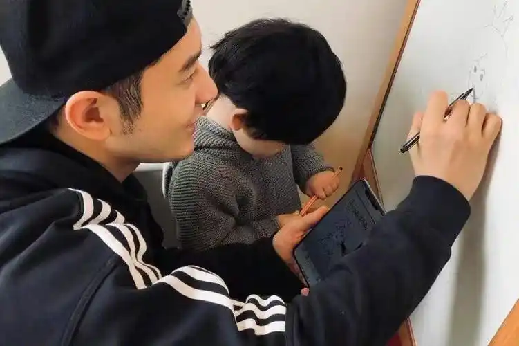 baby带儿子参加朋友聚会!5岁小海绵单膝跪地,被人环抱打扮潮流