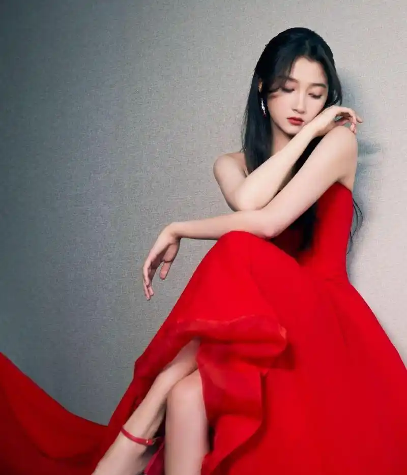关晓彤 红色长裙高跟鞋  好美