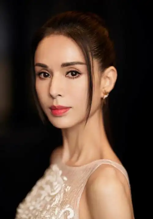 李若彤近照瘦得皮包骨,脖子青筋抢镜,双手纹理暴露真实年纪