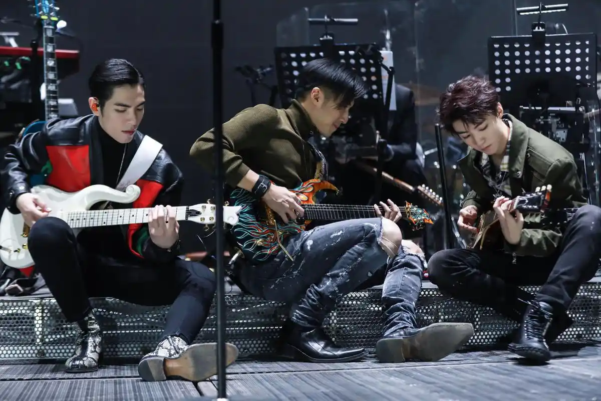 《我们的乐队》大幕开启,吉他少年王俊凯蓄势待发