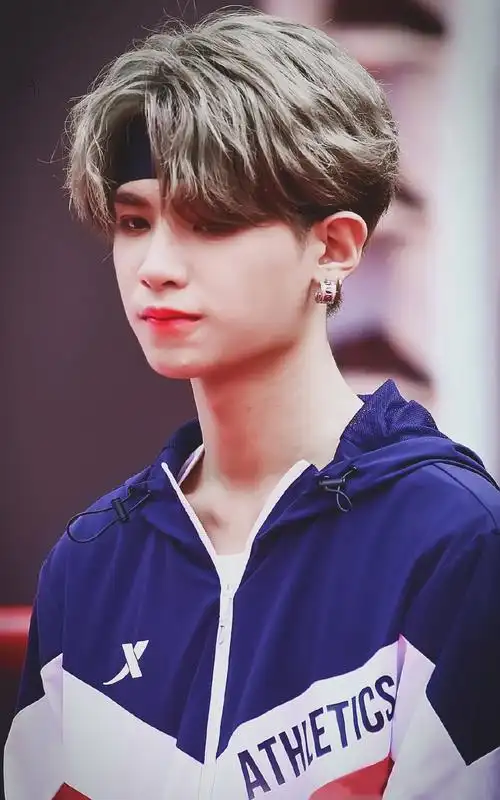 简介:黄明昊活动照,分享一组黄明昊图片给大家,图中的明星图片壁纸会