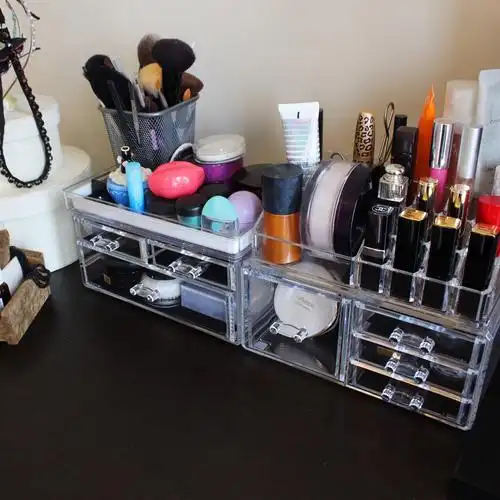 化妆台堆满杂乱的化妆品,瞬间没有心情装扮自己,还在为梳妆台凌乱而