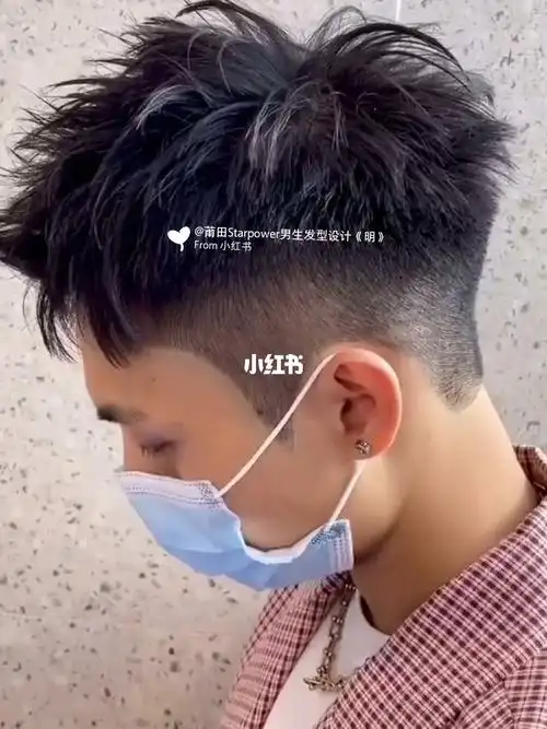 男生"狗啃刘海"发型很吸睛,轻熟又帅气 男生狗啃刘海短发发型 吸睛