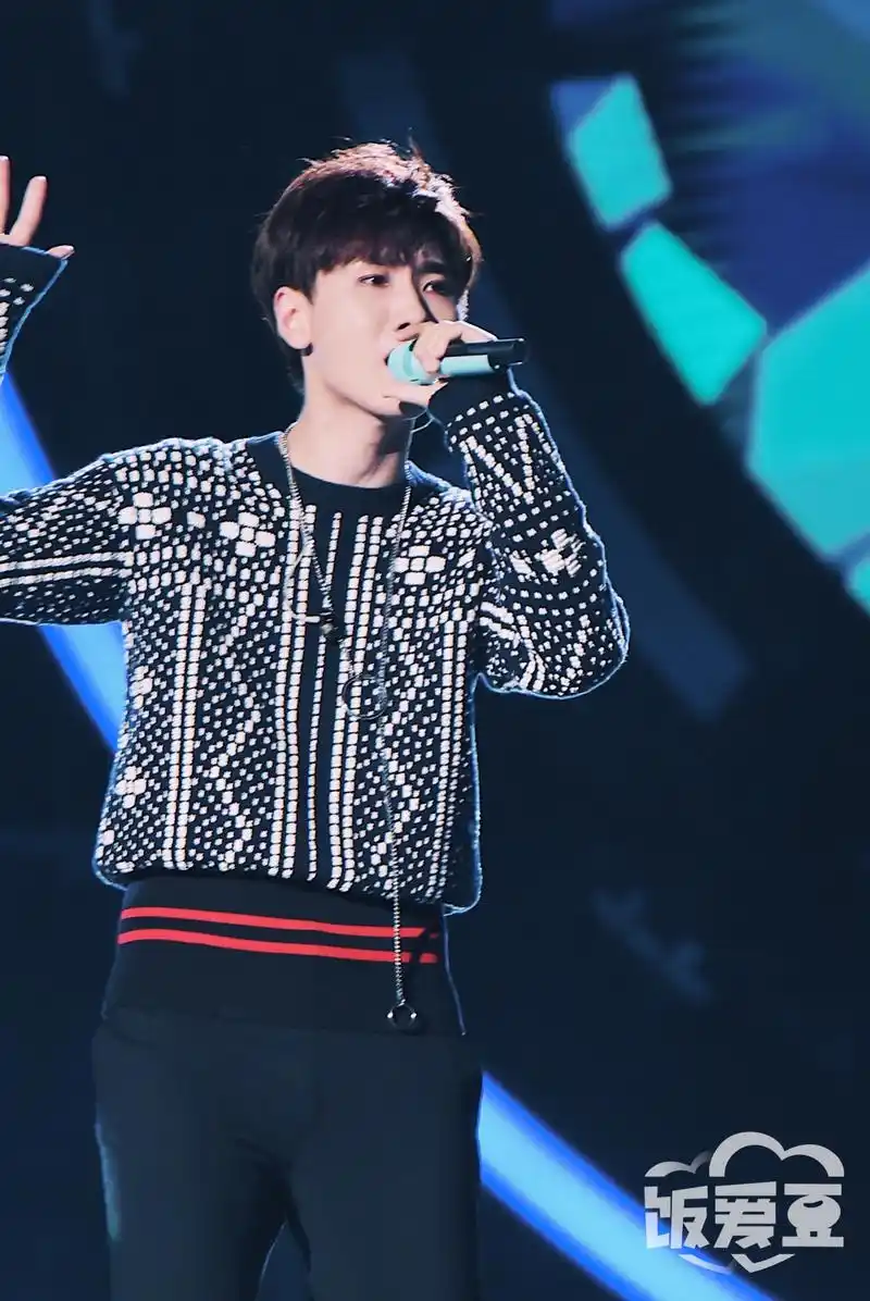 180617汪苏泷 出席某盛典活动,又是一波帅到没朋友系列,好看的人唱歌