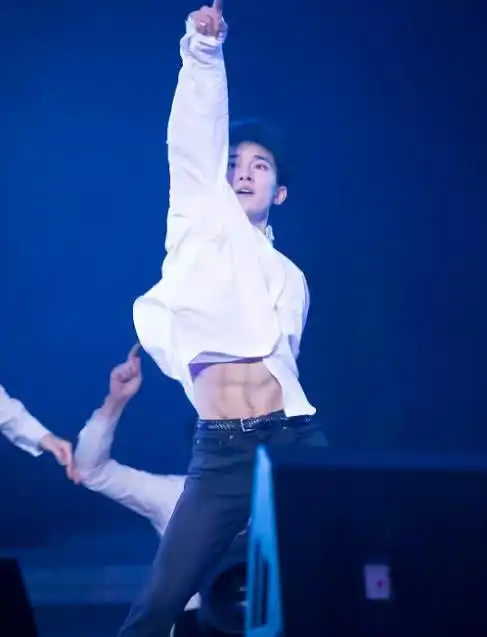 脸型和身材完全不符的男星白敬亭霍尊就算了没想到彭昱畅也是