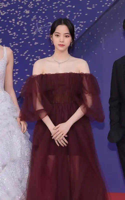 欧阳娜娜身着红色礼服裙,气质优雅大方,随着大提琴低沉悠扬的琴声,将