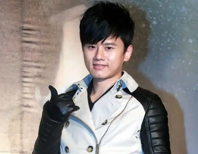 38岁张杰独自过年!除夕凌晨发文表思念,丢下怀孕妻子很想家人