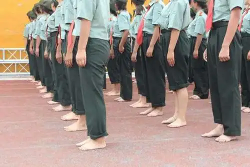 军训为走齐正步美女新生脱掉鞋子全部光脚上