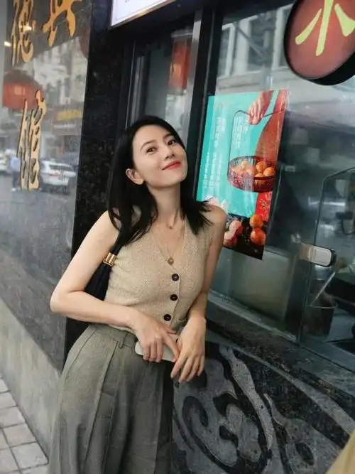 被高圆圆的街拍惊艳到!真空穿马甲 阔腿裤 棒球帽,性感又洋气