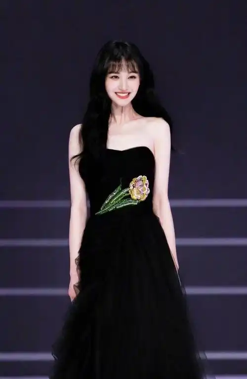 郑爽认真营业前后对比,网友:邋里邋遢接地气vs元气满满小仙女