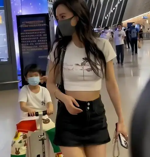 自从小海绵出生后,他并没有在公共场合展示过他的正面照片,要么是杨颖