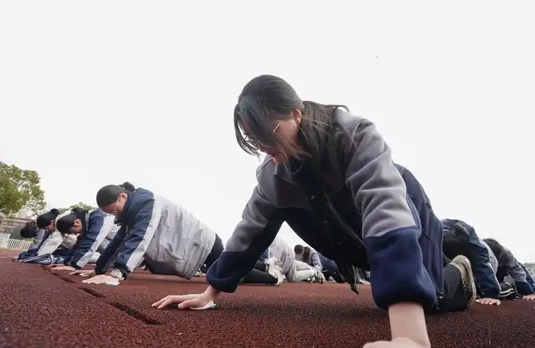 江苏锡山高中天天一节体育课每天锻炼一小时