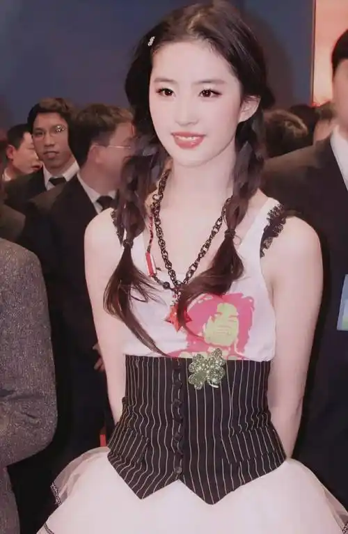 刘亦菲早年清纯写真美照,白色超短裙实在是太可爱了_古装_照片_气质