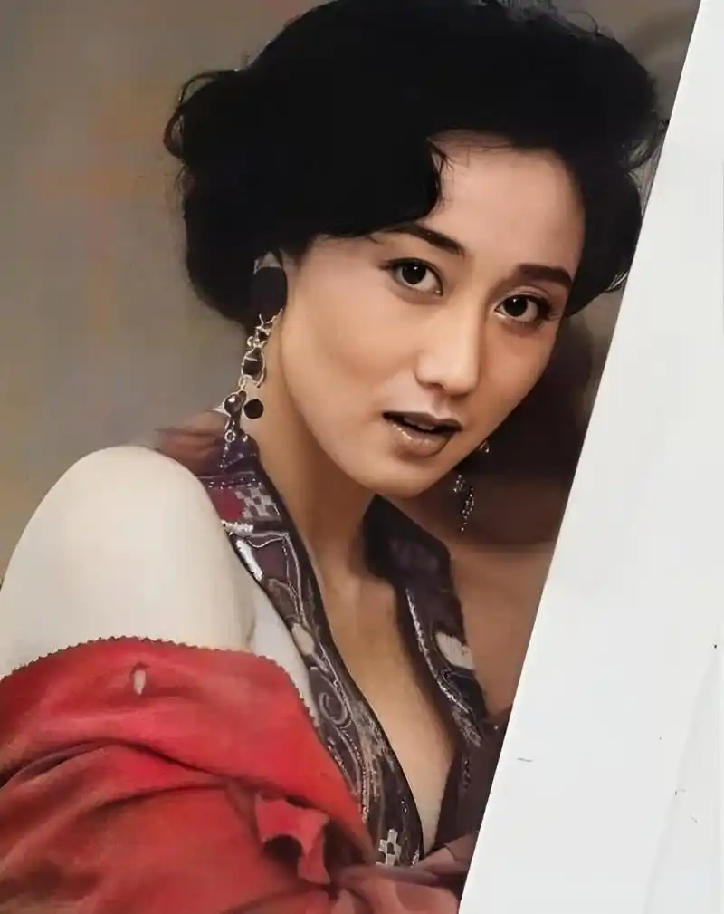 年轻的时候,利智长得真的很好看.