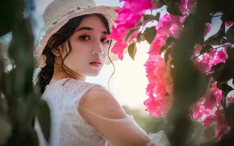 清纯女神白色长裙飘逸唯美写真