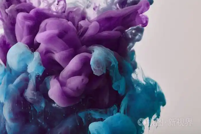 带有紫色和蓝色油漆飞溅的抽象背景