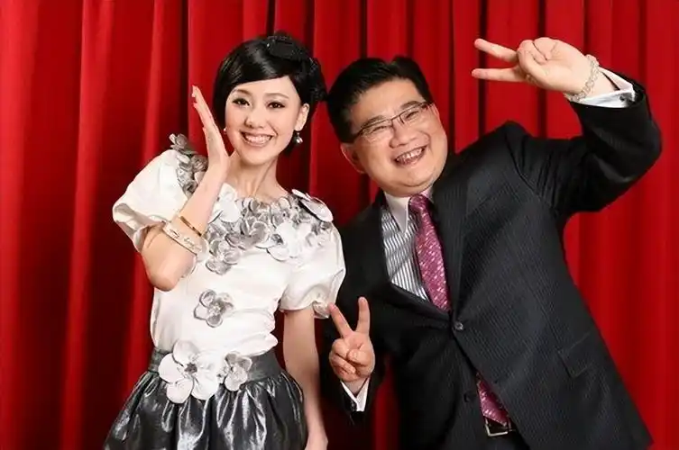 看到王冠如此上进的样子,曹可凡心里也高兴,更加确定了她在主持人的