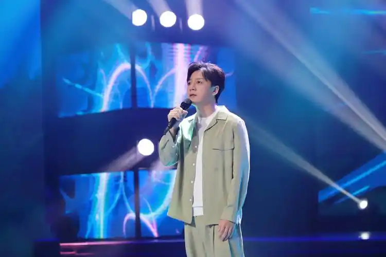 歌手张磊亮相音乐盛典献唱《再见少年》 悉心点评学员传递音乐魅力