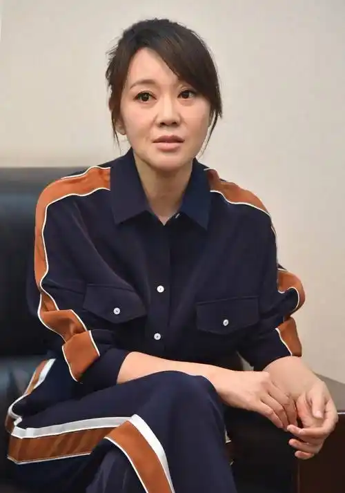 闫妮平时穿的一点都不土,运动搭配更显活力,这造型太像学生了_整体