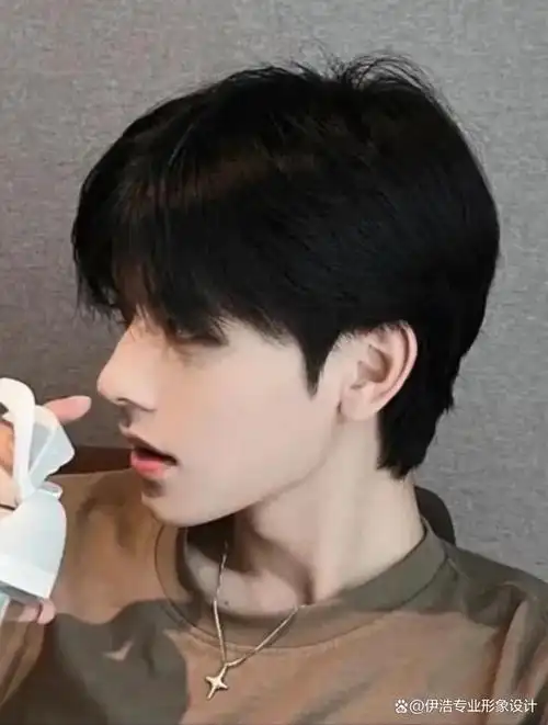 不过需要注意的是,头发少,自然卷发的男生不要选择碎盖头这种发型在烫