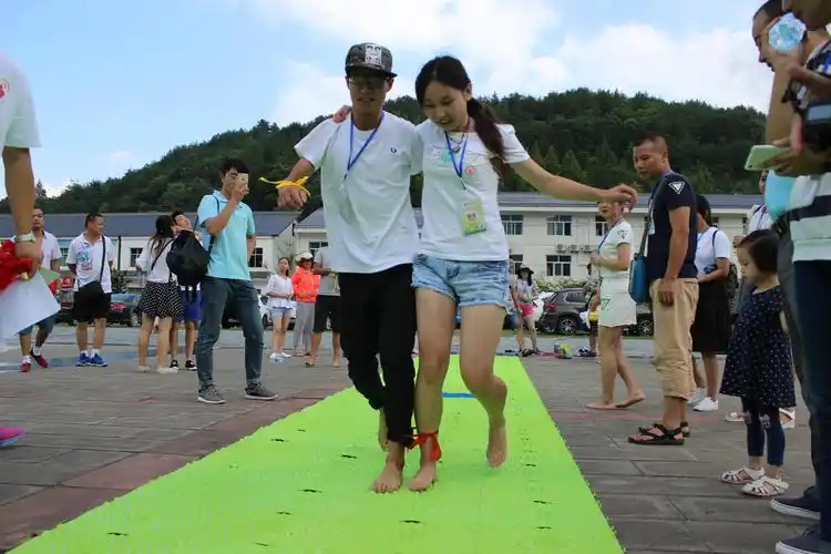 首先进行的是跑指压板,花花绿绿硬塑料板上,布满了硬颗粒物,凹凸不平