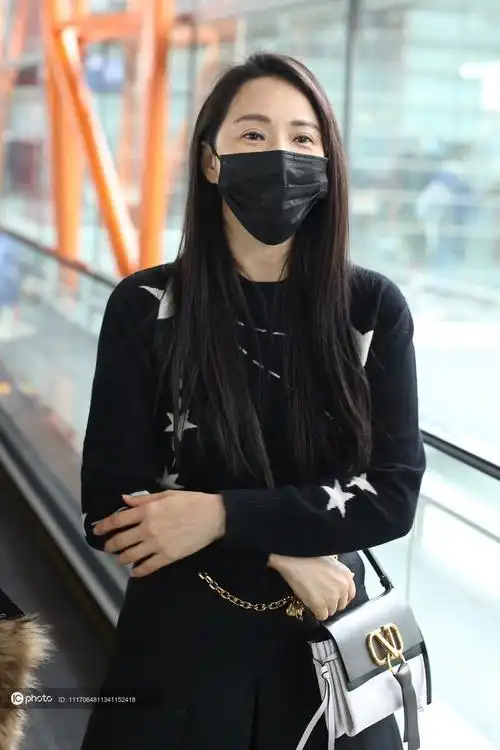 街拍伊能静黑色星星毛衣百褶短裙过膝靴valentino包袋活力减龄