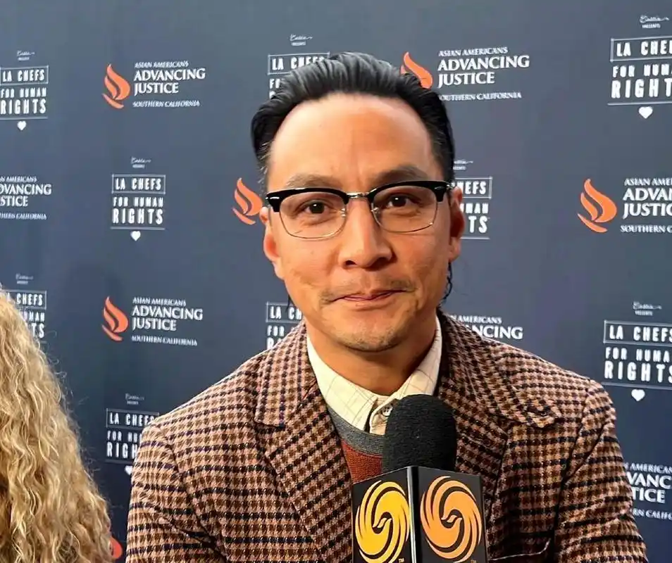 吴彦祖最近的照片显示他的发际线有些后退.