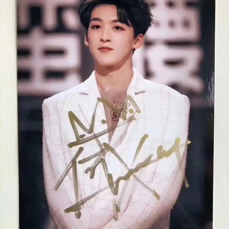 何洛洛签名照.第一张很可爱.