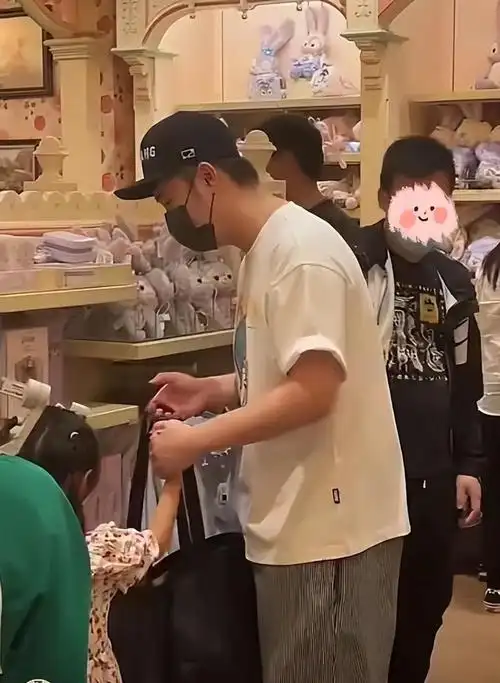 陈赫是上海戏剧学院表演系毕业的,与郑恺杜江是同班同学兼同寝室室友.