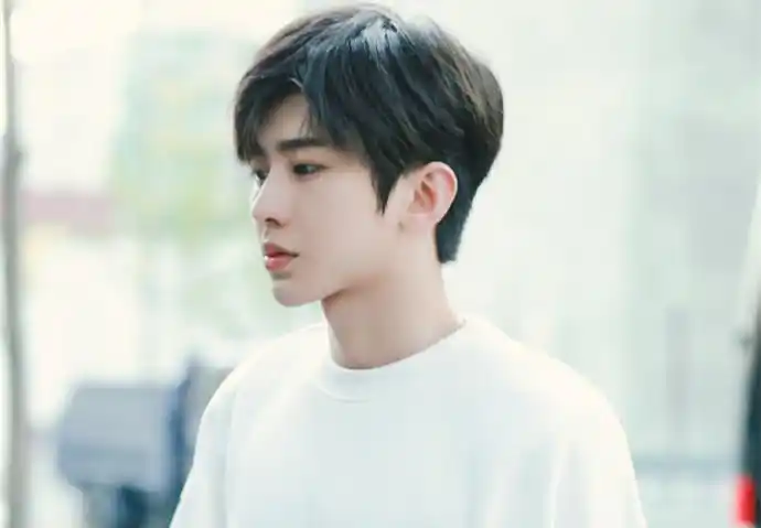 蔡徐坤最新时尚壁纸全开偶像蔡徐坤