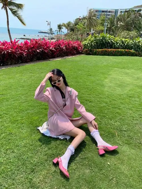 穿着粉嫩粉嫩的仙女凉鞋在春天里奔跑69