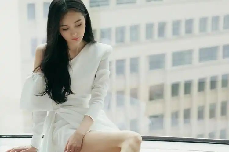 分享一组杨幂图片给大家,图中的明星图片壁纸会点缀你的电脑桌面,美化