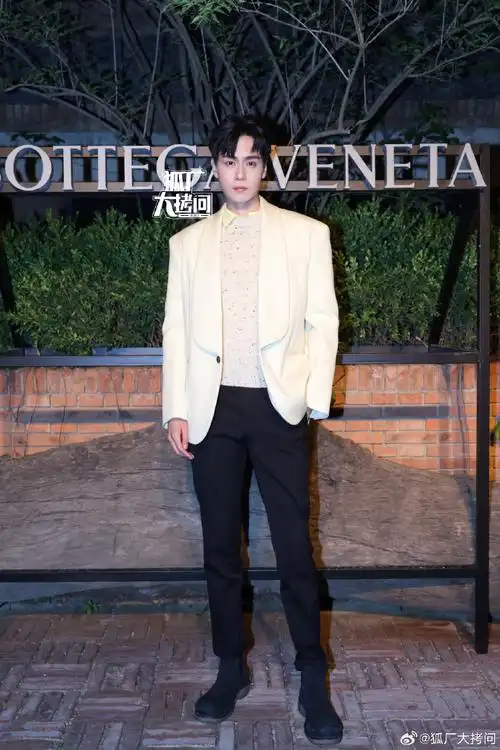 胡一天黑白配西装