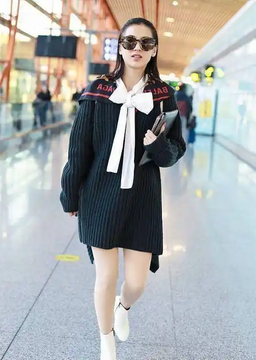 别看黄圣依已经当妈了穿上娃娃领针织裙依旧很嫩双腿看着好白