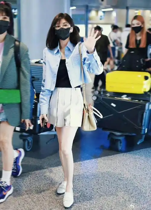 太绝了!年近50,身高只有160的贾静雯,无龄感穿搭美得好高级