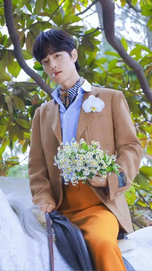 捧花的少年  #肖战工作室快放花絮#  肖战超话