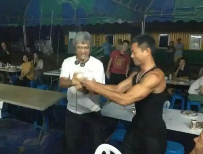 古天乐一件背心全身肌肉露出网友也只有太阳能黑他了