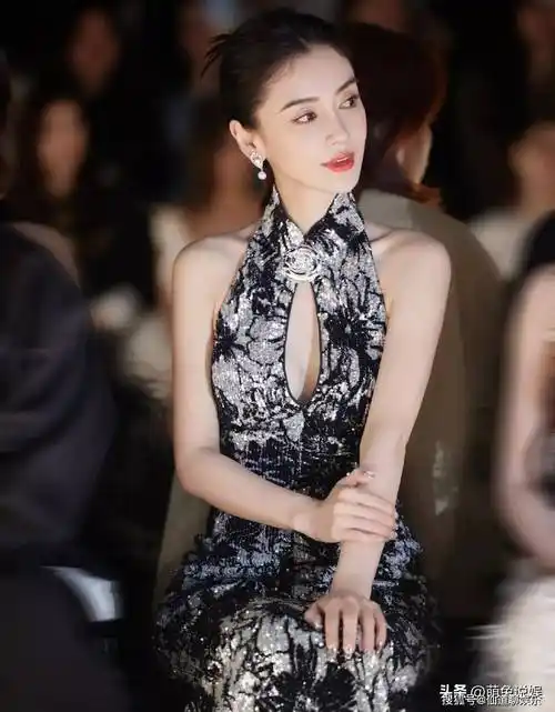 杨颖最新亮相:穿一袭中式镶钻旗袍,现身上海时装周,状态引热议_网友