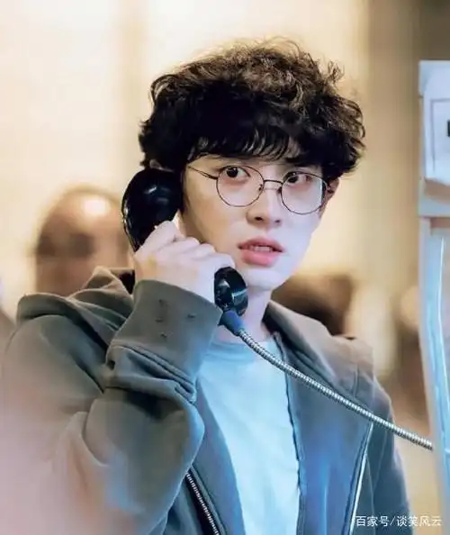 戴眼镜的朴灿烈真的太萌了,是吃可爱长大的吗?
