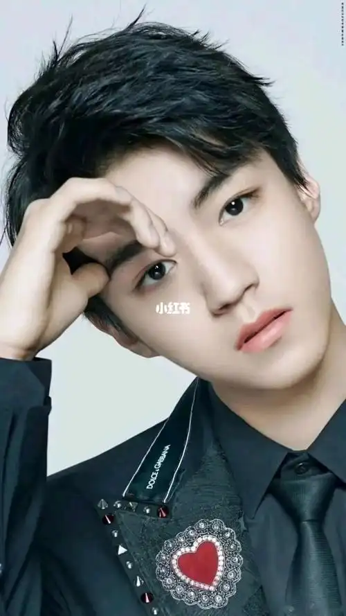 王俊凯的桃花眼帅图合集只看一眼便沉溺