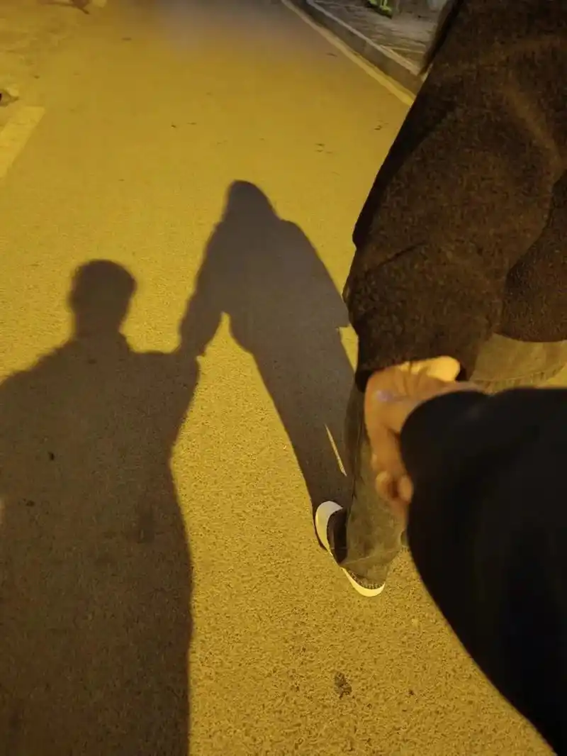 总得和女朋友拍一个吧#情侣 #情侣影子 #路灯下的影子 - 抖音