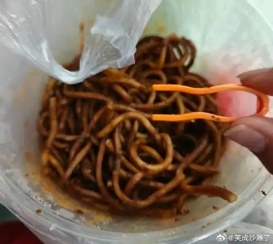 当吃东西没找到筷子时的你