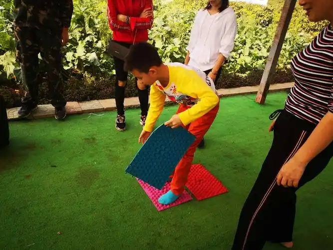 指压板运动,考验大家的团队协作能力和吃苦耐劳精神!