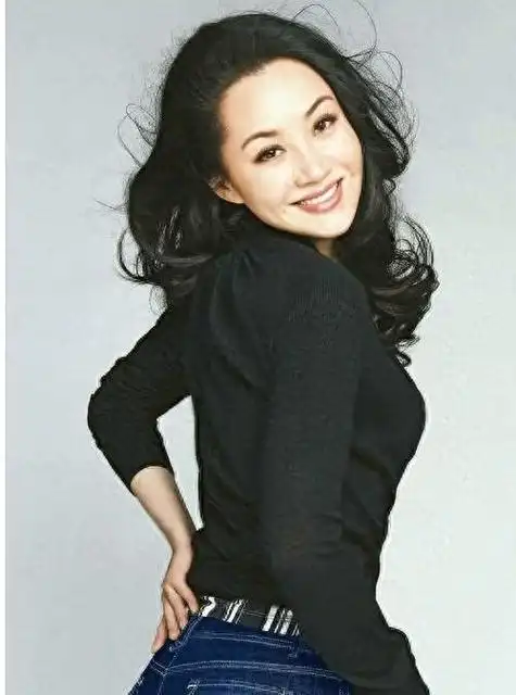 许晴是一位享有盛名的中国女演员,她已经54岁了,但是风韵犹存,老少通