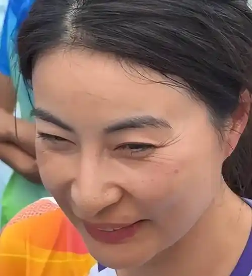 郭晶晶出席亚运会任火炬手,皱纹,斑点,眼袋全暴露,素颜太真实_杭州