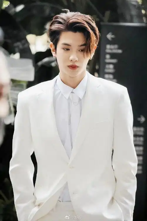 黄明昊希望大家新的一年身体健康万事如意##黄明昊直播状态#白色西装