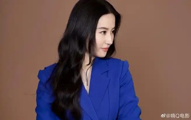 刘亦菲穿宝蓝色西装拍写真 温婉大方攻气十足