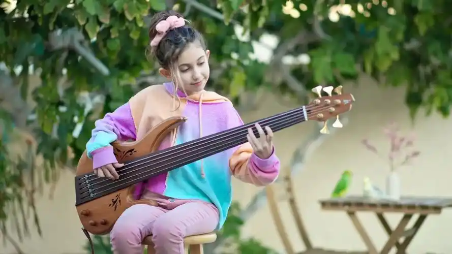 【小艾伦贝斯翻弹】11岁小女孩ellen alaverdyan 用五弦无品贝斯翻弹